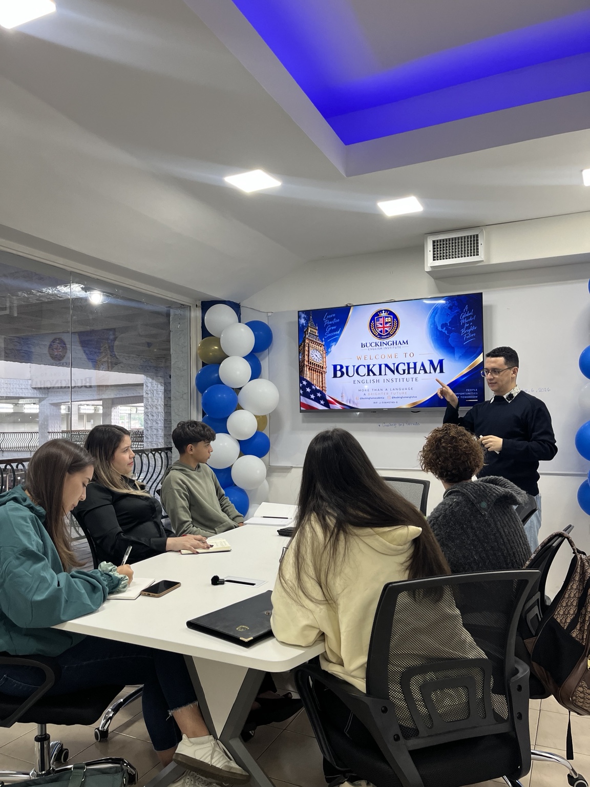 Clase presencial real en Buckingham English Institute